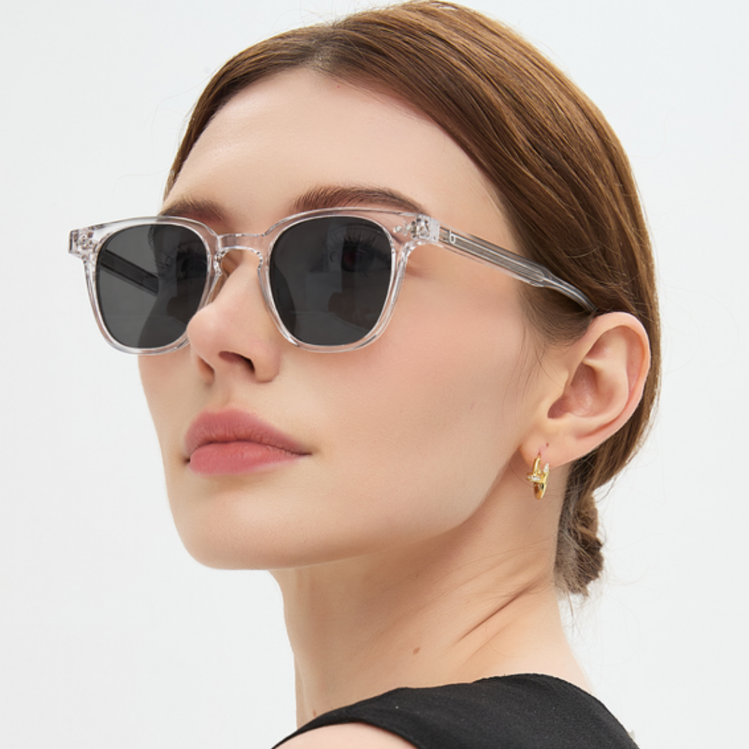 Portrait avec les lunettes de soleil Auguste Crystal, verres gris foncé, monture transparente
