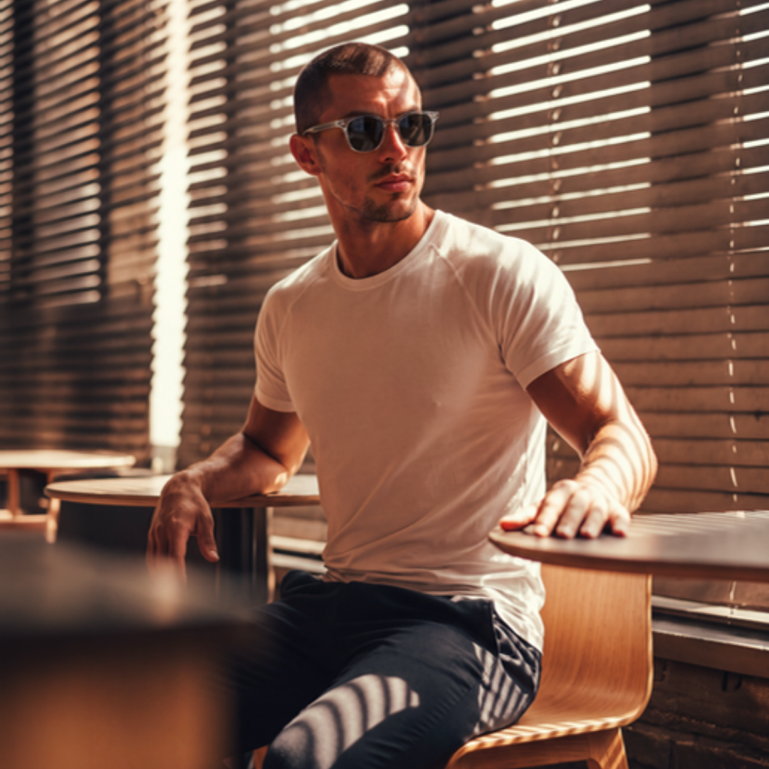 Lifestyle – lunettes de soleil Auguste à monture Crystal transparente en extérieur
