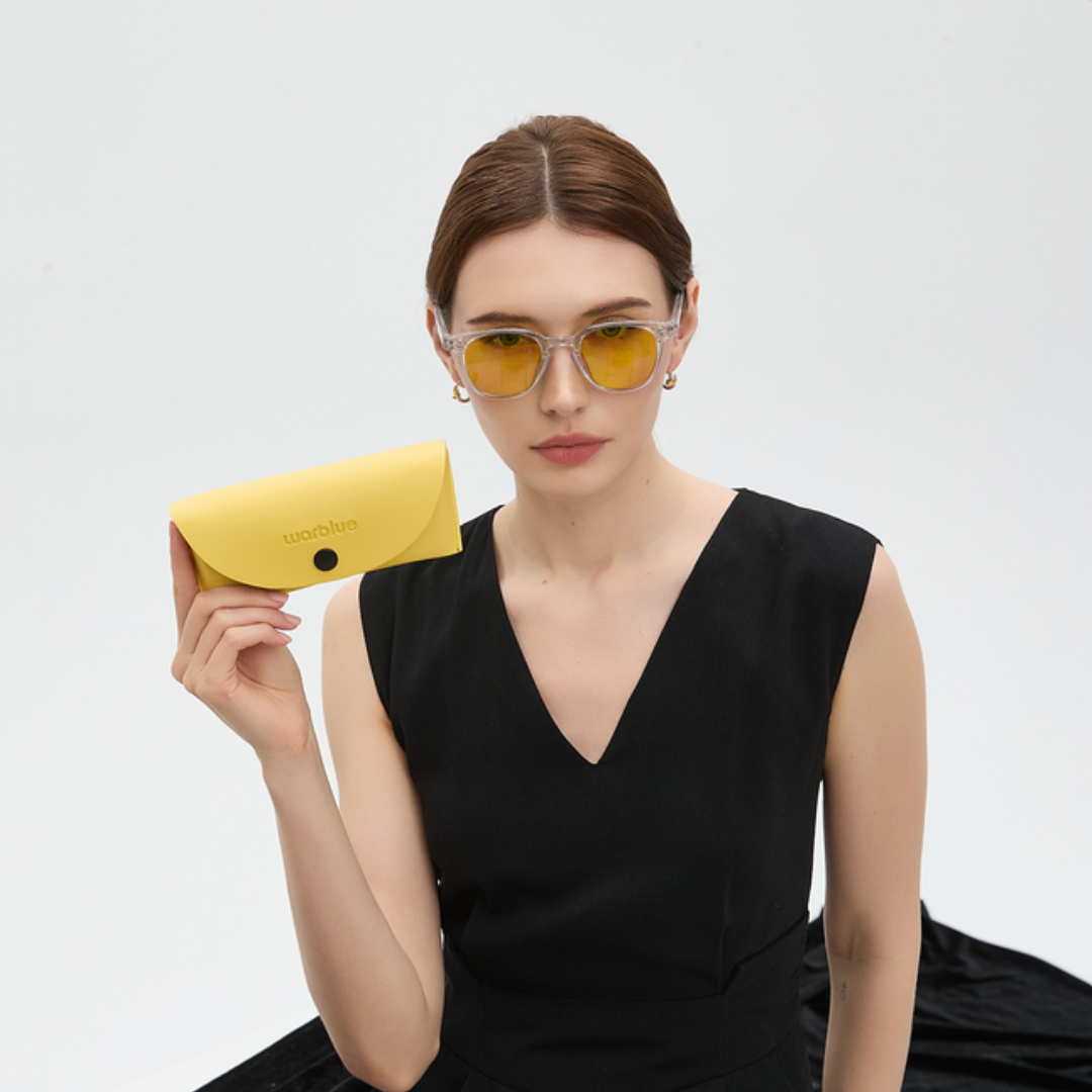 Modèle tenant l’étui de protection Galileo – lunettes à monture Crystal