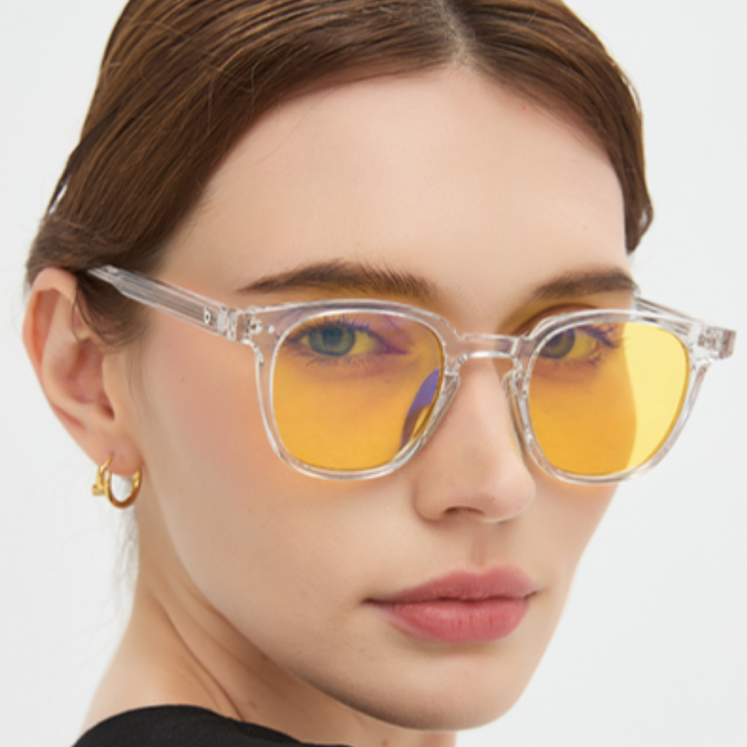 Portrait avec des lunettes Galileo Crystal, verres jaunes, monture transparente