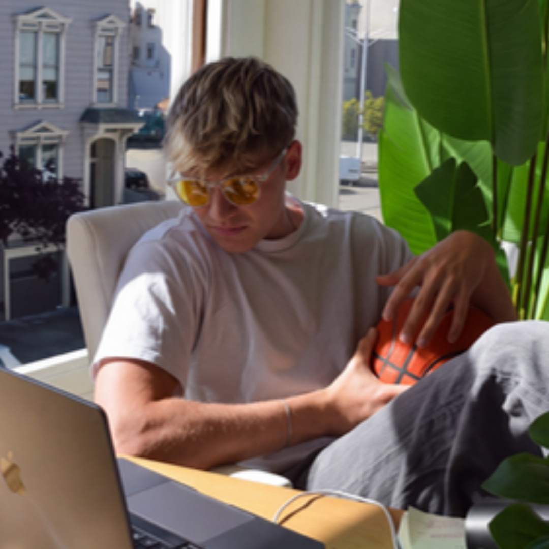 Photo d’ambiance – lunettes Galileo à monture Crystal transparente