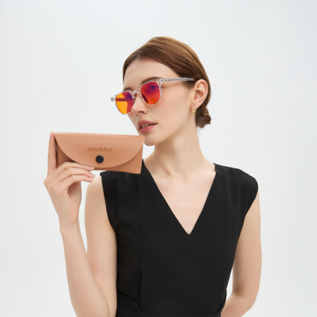 Modèle tenant l’étui de protection Newton – lunettes à monture Crystal