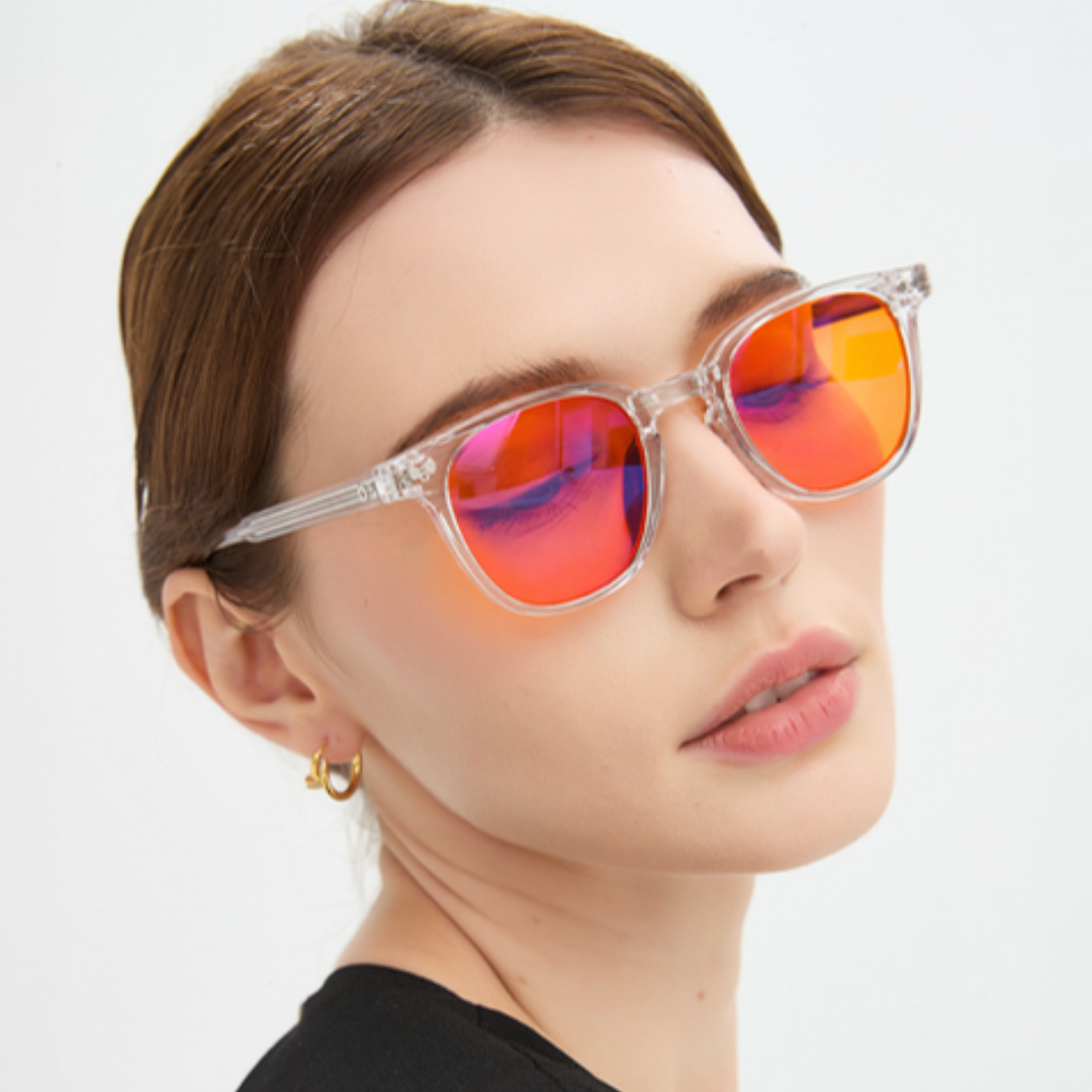 Portrait avec les lunettes Newton Crystal, verres orange