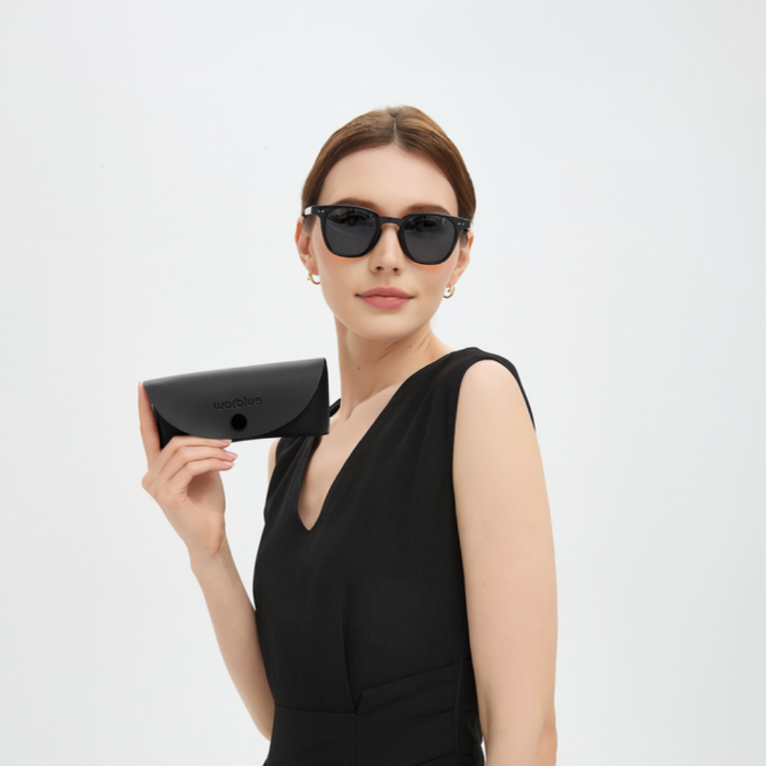 Mannequin tenant l’étui de protection Auguste – lunettes de soleil à monture noire