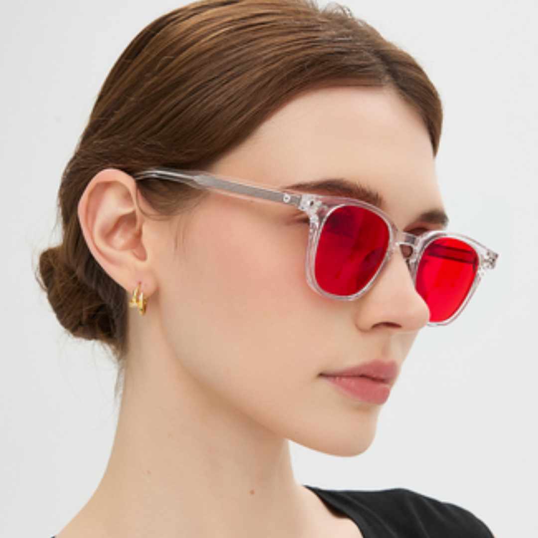 Portrait avec les lunettes Da Vinci Crystal, verres rouges, monture transparente