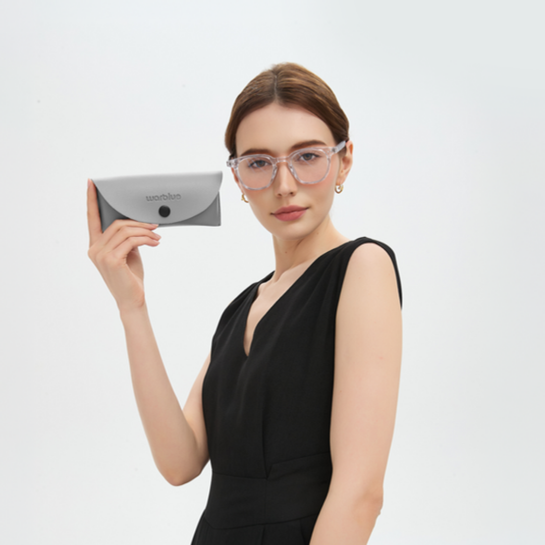 Modèle tenant l’étui de protection Edison – lunettes à monture Crystal