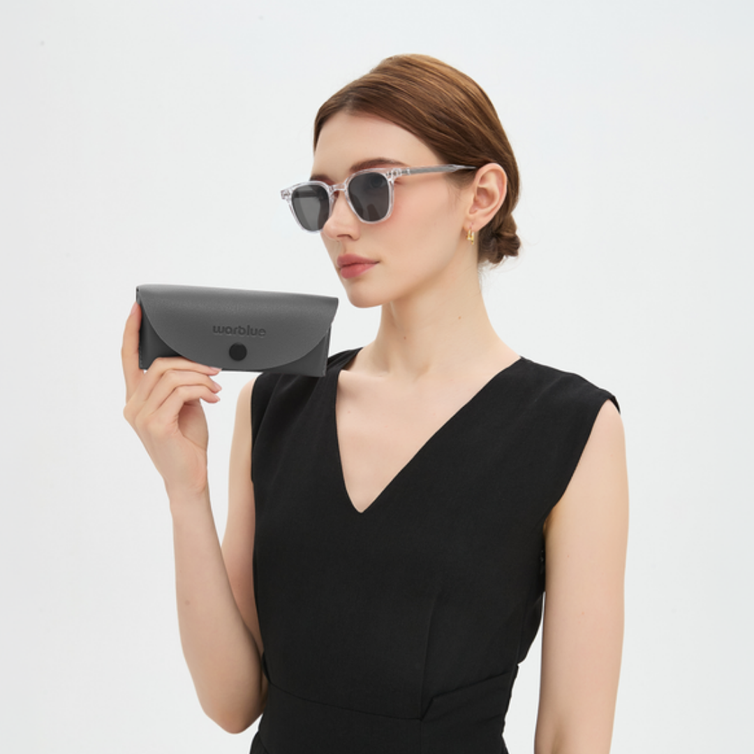 Modèle tenant l’étui de protection Louis – lunettes de soleil à monture Crystal