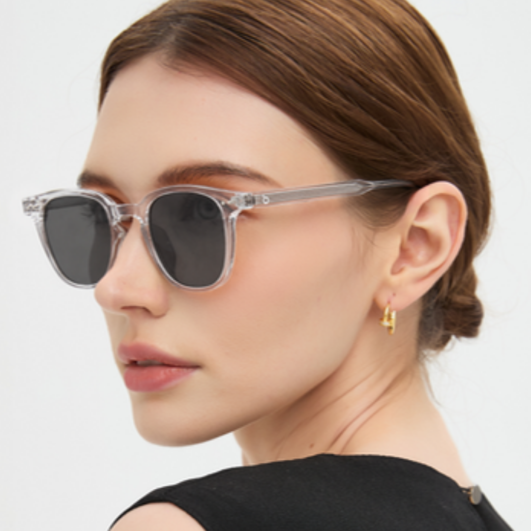 Portrait avec les lunettes de soleil Louis Crystal, verres gris clair, monture transparente