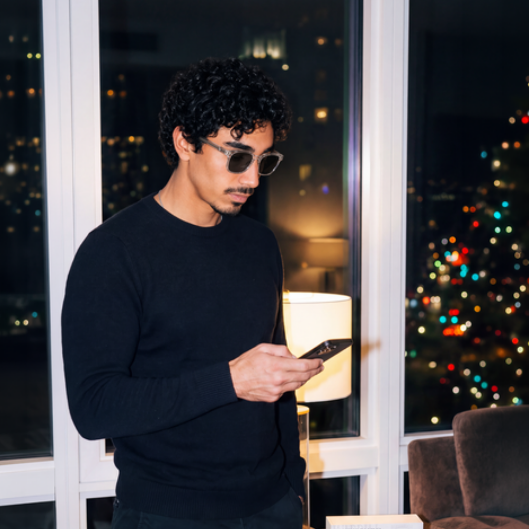 Lifestyle – lunettes de soleil Louis à monture Crystal transparente en extérieur